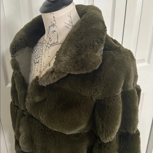 Belle Fare Faux Fur Olive Cropped Jacket - Picture 6 of 16